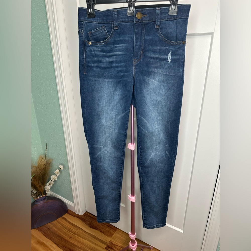 Democracy sz 4 “ab”solution dark semi distressed EC womens skinny straight leg